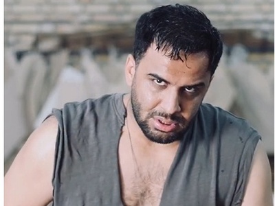 ورژن آپدیت شده رحیم نجار هم رسید؛ شوخی خنده‌دار بلاگر معروف با سریال بامداد خمار و شخصیت رحیم نجار حسابی به مذاق ایرانیان خوش آمد+ویدیو