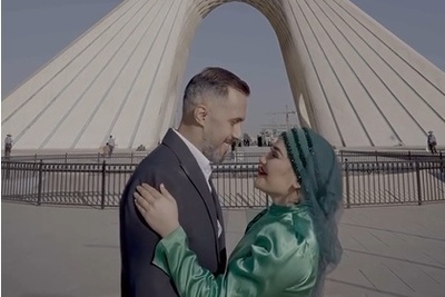 کلیپ فرمالیته یک زوج با لباس عروس متفاوت در برج آزادی+فیلم