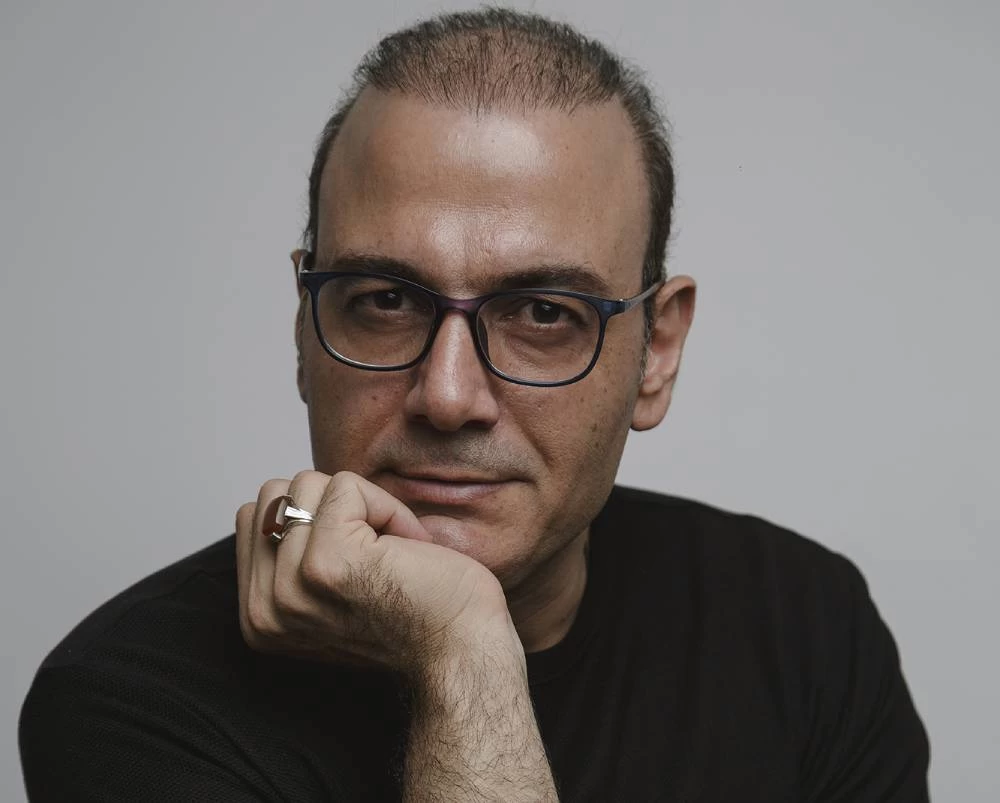 تصویری از علیرضا قربانی در سفر خود به استانبول و شرکت در اجرای افتتاحیه / بعد از فوت همسرش چقدر شکسته شد...