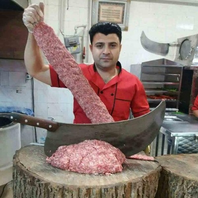 خلاقیت خنده‌دار کباب‌پز بنابی برای کشوندن مشتری پای سیخ کباب حماسه آفرید/ مغزتو باید طلا گرفت😂