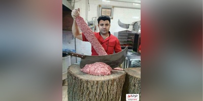خلاقیت خنده‌دار کباب‌پز بنابی برای کشوندن مشتری پای سیخ کباب حماسه آفرید/ مغزتو باید طلا گرفت😂