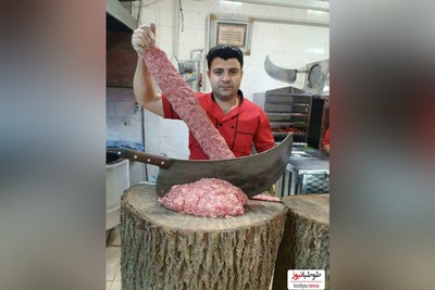 خلاقیت خنده‌دار کباب‌پز بنابی برای کشوندن مشتری پای سیخ کباب حماسه آفرید/ مغزتو باید طلا گرفت😂