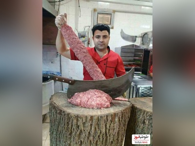 خلاقیت خنده‌دار کباب‌پز بنابی برای کشوندن مشتری پای سیخ کباب حماسه آفرید/ مغزتو باید طلا گرفت😂