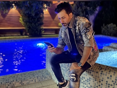 نگاهی به دکوراسیون هنری و ایرانی پسند منزل «مجید واشقانی»/ از استخر و مبلمان مدرن تا دکوری‌های هنری و کتابخانه پر از کتاب