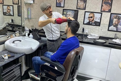 (عکس) نیت خیرخواهانه و تحسین برانگیز یک آرایشگاه؛ دم شما گرم که اینجوری هوای مردم رو دارید!