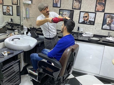 (عکس) نیت خیرخواهانه و تحسین برانگیز یک آرایشگاه؛ دم شما گرم که اینجوری هوای مردم رو دارید!