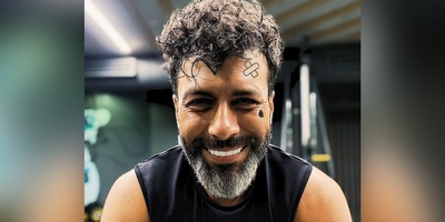 نگاهی به تغییر چهره مجید واشقانی مجری برنامه «رُک» در 45 سالگی