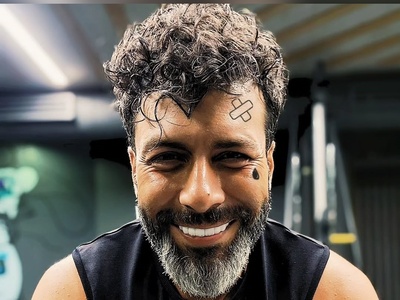 نگاهی به تغییر چهره مجید واشقانی مجری برنامه «رُک» در 45 سالگی