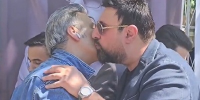 روبوسی شهرام شکوهی و محمد علیزاده در مراسم چهلم حمید هیراد+فیلم