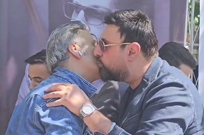 روبوسی شهرام شکوهی و محمد علیزاده در مراسم چهلم حمید هیراد+فیلم