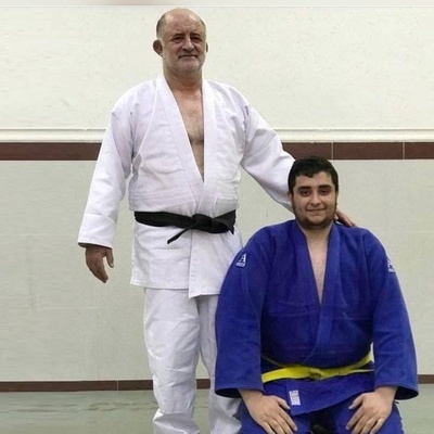 تا من ننشینم، کسی حق ندارد بنشیند!؛ قوانینِ خاص و سنتی در خانه نماینده سابق ارومیه+فیلم