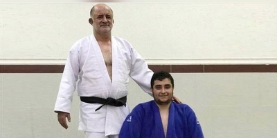 تا من ننشینم، کسی حق ندارد بنشیند!؛ قوانینِ خاص و سنتی در خانه نماینده سابق ارومیه+فیلم