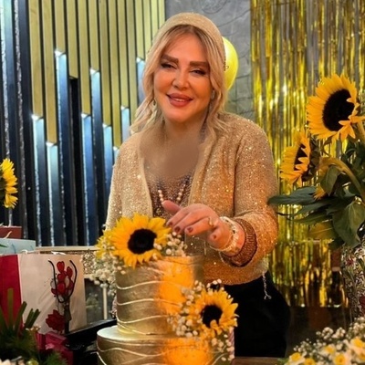 فیلم/ نگاهی به جشن تولد 51 سالگی بهاره رهنما با کیک تولد 2 طبقه گل برجسته در رستورانی لوکس/بهاره رهنما: آذر ماهی تولدش برای بقیه مهم نباشه میکشتتون/ بعد نیم قرن سرحال و قبراق مگه داریم اصلا؟!