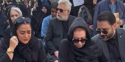 چهره های بر افروخته اقوام درجه یک محمد کاسبی در مراسم تشییع این هنرمند/ برافراشته شدن بنر تسلیت در سراسر مراسم