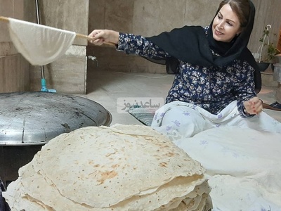 نگاهی به چیدمان منزل نسین نکیسا بازیگر نقش دختر یعقوب نبی در سریال یوسف پیامبر/ تابلو طلای خطاطی، مبلمان راحتی، فرش پتینه، میز عسلی و...