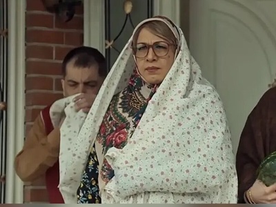 ویدیو| شوخی‌های جنسی «خانم والده» کار را به محدودیت سنی کشاند؛ چرا بعد از 300 هزار بلیت؟!