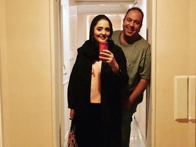 جذابیت دکوراسیون اتاق خواب و پذیرایی منزل لوکس نرگس محمدی و علی اوجی با چراغ آویز برنجی، پیانو کلاسیک، پروژکتور سقفی، فرش ریزبافت ابریشمی، گیتار الکتریک و...
