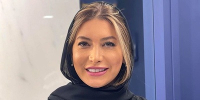 اعتراف فریبا نادری به خود واقعی بودنش زیر درختی پر از گلهای بهاری زیبا