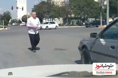(ویدئو) حرکت شرافتمندانه این مرد اردبیلی در خیابان افراد پشت چراغ راهنمایی را شوکه کرد/ انسان های باشرف نمیمیرند!