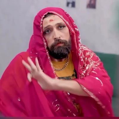 عشوه و رقص محسن افشانی با لباس زنانه و با یه مّن دیش و سبیل پرحاشیه شد!+ویدیو