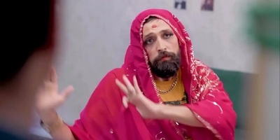 عشوه و رقص محسن افشانی با لباس زنانه و با یه مّن دیش و سبیل پرحاشیه شد!+ویدیو