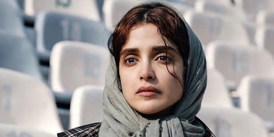 استایل خودمونی الهه حصاری بازیگر "هفتاد سی" جلوی آینه با دمپایی کراکس + عکس