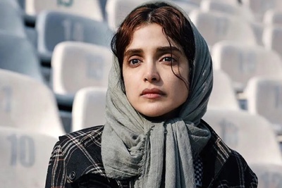 استایل خودمونی الهه حصاری بازیگر "هفتاد سی" جلوی آینه با دمپایی کراکس + عکس