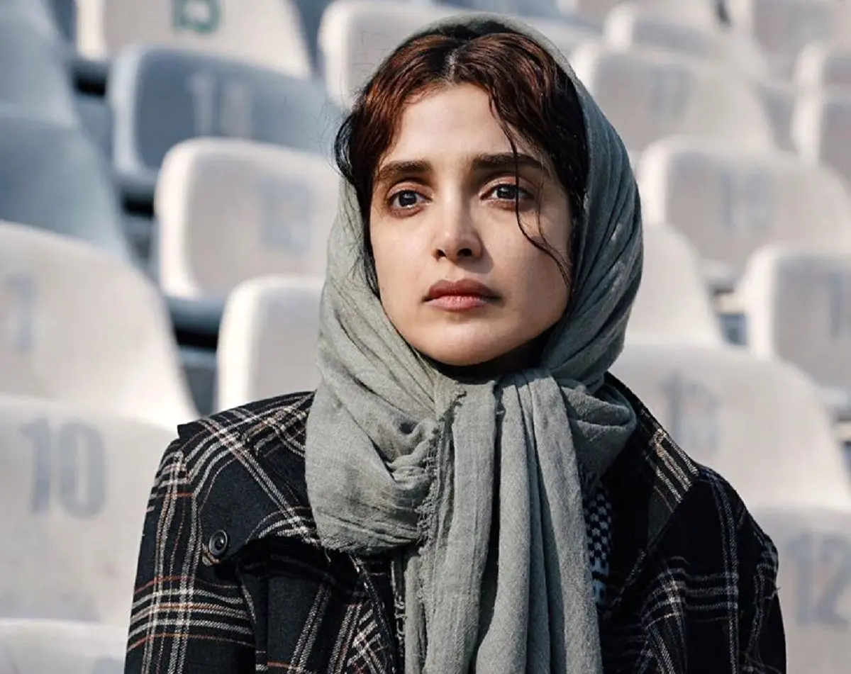 استایل خودمونی الهه حصاری بازیگر "هفتاد سی" جلوی آینه با دمپایی کراکس + عکس