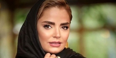 سپیده خداوردی بازیگر سریال اجل معلق با مانتو بلندِ بنفش و شال پلنگی در ساحل مشغول تماشای زیبایی های طبیعت