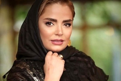 سپیده خداوردی بازیگر سریال اجل معلق با مانتو بلندِ بنفش و شال پلنگی در ساحل مشغول تماشای زیبایی های طبیعت