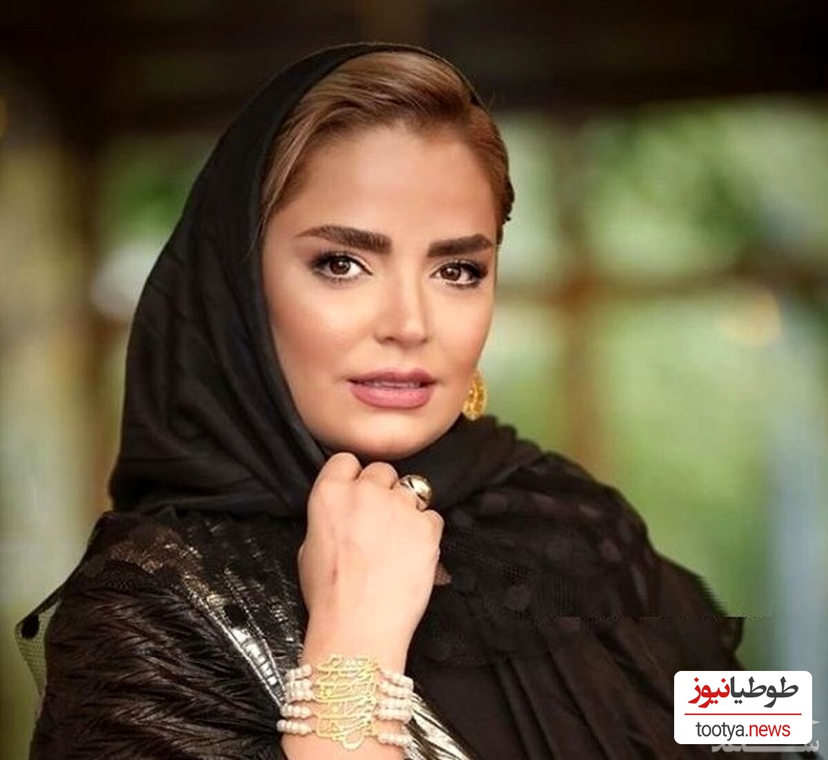 سپیده خداوردی بازیگر سریال اجل معلق با مانتو بلندِ بنفش و شال پلنگی در ساحل مشغول تماشای زیبایی های طبیعت