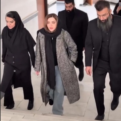 جشن فارغ التحصیلی دکترای باشکوه بهنوش طباطبایی با بادیگاردهای هیکلی در دانشگاه آزاد بابل/ بازیگر روانشناس بهتر است اما...