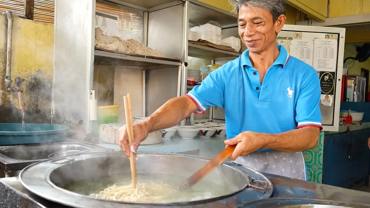 حقایق جالب از نودل فروشی که 10 سال یک پیرمرد را از گرسنگی نجات داد!+ویدیو