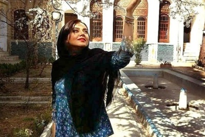 خونه زندگی ندا قاسمی شیرین سریال نون خ به سبک تلفیقی/ فانوس، مبلمان چستر، کابینت شیشه ای، آباژور و...