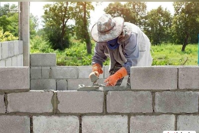 ابتکار خنده دار بنّای ایرانی در استفاده از تیر برق کوچه به عنوان ستون خانه مشتری حماسه خلق کرد چه حماسه‌ایی+ویدیو/ داداش، شاگرد احتیاج نداری؟😂