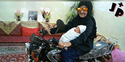 فیلم/خلاقیت خنده دار پدر و مادر ایرانی برای حمل و نقل نوزاد چندماهه شان با موتورسیکلت ثابت کرد ما خودِ خطریم/ هنرنزد ایرانیان است و بس😂