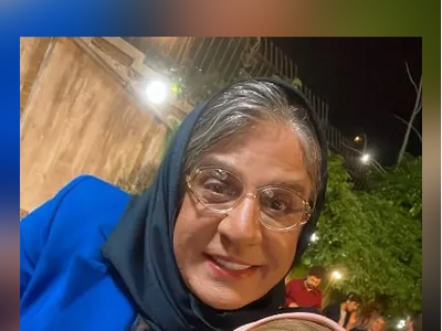 یادی کنیم از گریم و استایل بسیار شیک و البته متفاوت عمو پورنگ برای نقش خاله الهه/ خانوم بودن هم بهش میاد، مگه نه؟😉