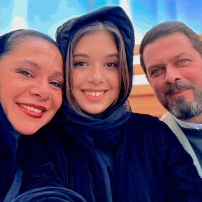 نفس بازغی: لزومی نمی بینم به مردم درباره طلاق پدر و مادرم توضیح بدم/ حرف های بدی که درباره اونا زده میشه منو اذیت میکنه!