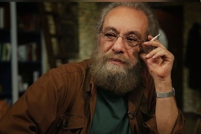 تنها شخصی که توانست مسعود فراستی را با خاک یکسان کند: درسته که مسعود 7 سال زندان بوده ولی مریضه! رنگ مورد علاقه اش قهوه ایه کل سینما رو هم قهوه ای کرده!