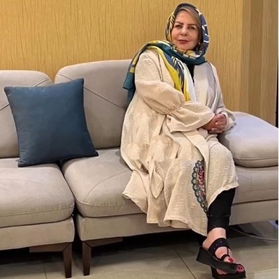 قصر آرامشِ پوراندخت مهیمن؛ تماشای چیدمان اعیانی و عروس‌پسند خانم بازیگر از پذیرایی کلاسیک تا جادوی رنگ آجری و طوسی در روح‌بخشی به فضای نشیمن + ویدیو