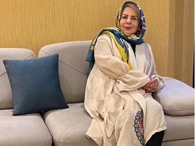 قصر آرامشِ پوراندخت مهیمن؛ تماشای چیدمان اعیانی و عروس‌پسند خانم بازیگر از پذیرایی کلاسیک تا جادوی رنگ آجری و طوسی در روح‌بخشی به فضای نشیمن + ویدیو