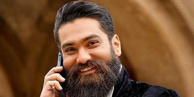 (ویدئو) اجرای زنده و عالی علی زندوکیلی در خودرو با تیپ گنگ / زلف بر باد مده تا ندهی بر بادم، ناز بنیاد نکن تا نکنی بنیادم