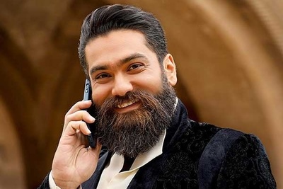 (ویدئو) اجرای زنده و عالی علی زندوکیلی در خودرو با تیپ گنگ / زلف بر باد مده تا ندهی بر بادم، ناز بنیاد نکن تا نکنی بنیادم