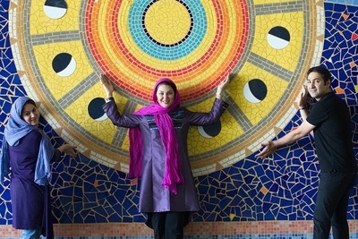 اقدام هنرمندانه لاله اسکندری نازنین بانوی بامداد خمار برای زیباسازی فضای شهری با ترکیب نقاشی و کاشی کاری+عکس