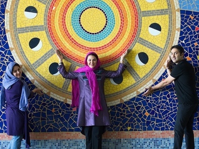 اقدام هنرمندانه لاله اسکندری نازنین بانوی بامداد خمار برای زیباسازی فضای شهری با ترکیب نقاشی و کاشی کاری+عکس