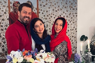 خانه‌ای که بوی شمال می‌دهد؛ گشت‌وگذار در منزل پژمان بازغی با این چیدمانِ خاص؛ پرده‌هایی چندرنگ،مبلمانی ساده، لوستر کریستالی قدیمی و...+ویدیو