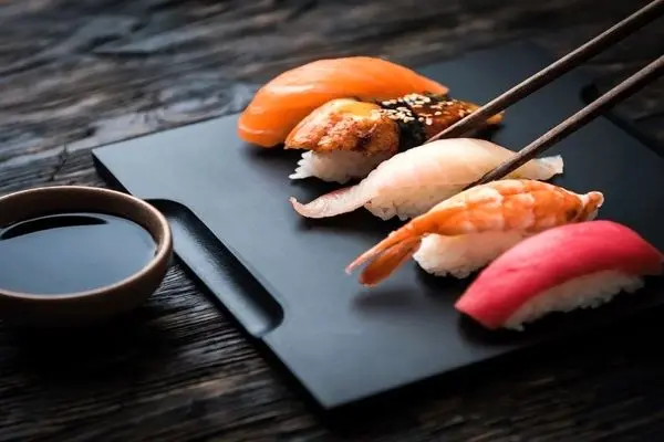 ویدیوی جذاب از ویترین های خوشمزه ژاپنی/ رستوران های ژاپن اینجوری اصولی غذا میفروشن!/ متفاوت ترین روش فروش غذا در دنیا