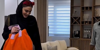 دکواسیون منزل مریم مومن بازیگر خوب کشورمان به سبک مینیمال/ مبلمان راحتی و مدرن، دیوار های جنس چوب ، شلف مشرف به پذیرایی خانه و...