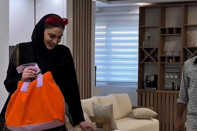 دکواسیون منزل مریم مومن بازیگر خوب کشورمان به سبک مینیمال/ مبلمان راحتی و مدرن، دیوار های جنس چوب ، شلف مشرف به پذیرایی خانه و...