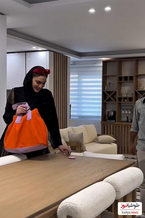 دکواسیون منزل مریم مومن بازیگر خوب کشورمان به سبک مینیمال/ مبلمان راحتی و مدرن، دیوار های جنس چوب ، شلف مشرف به پذیرایی خانه و...